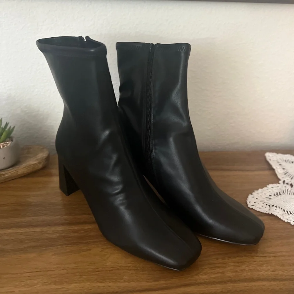 Steve Madden
Black
Size 9.5
Ankle Boots
2.5” heel
NWT - Picture 2 of 16
